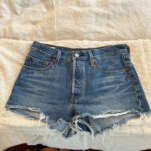 Levis 501 jean shorts size 28